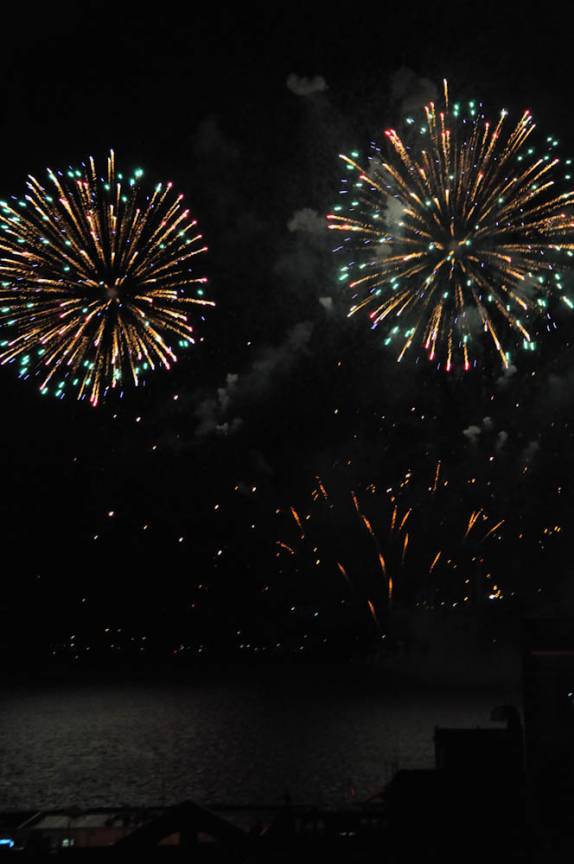 Show de fogos animam mais uma noite de verão em Quebec, no Canadá